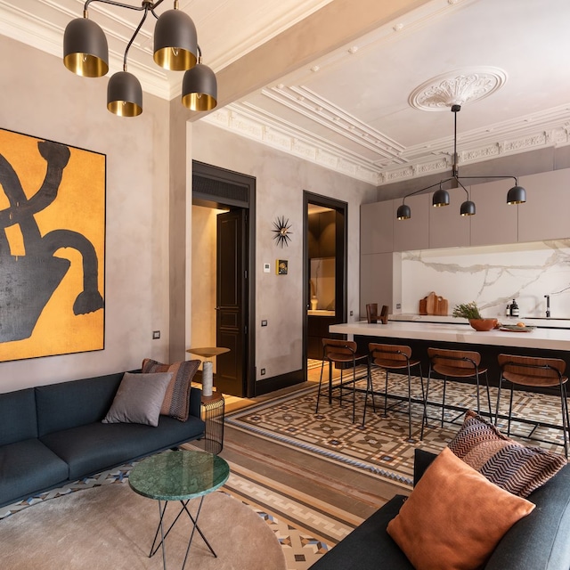 Salón y cocina de una joya modernista en Barcelona