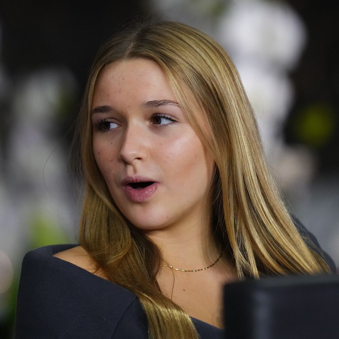 Hija de Victoria Beckham, Harper, se roba el show con el cabello rubio brillante durante los 50 de David Beckham