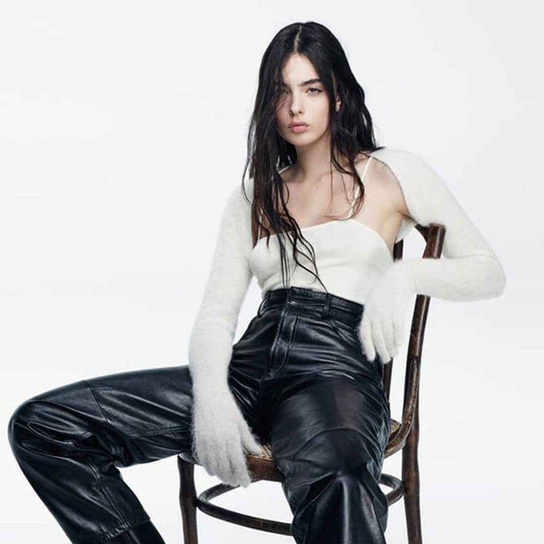 El cautivador debut de Deva Cassel como modelo de Zara con básicos en cuero y 'denim'