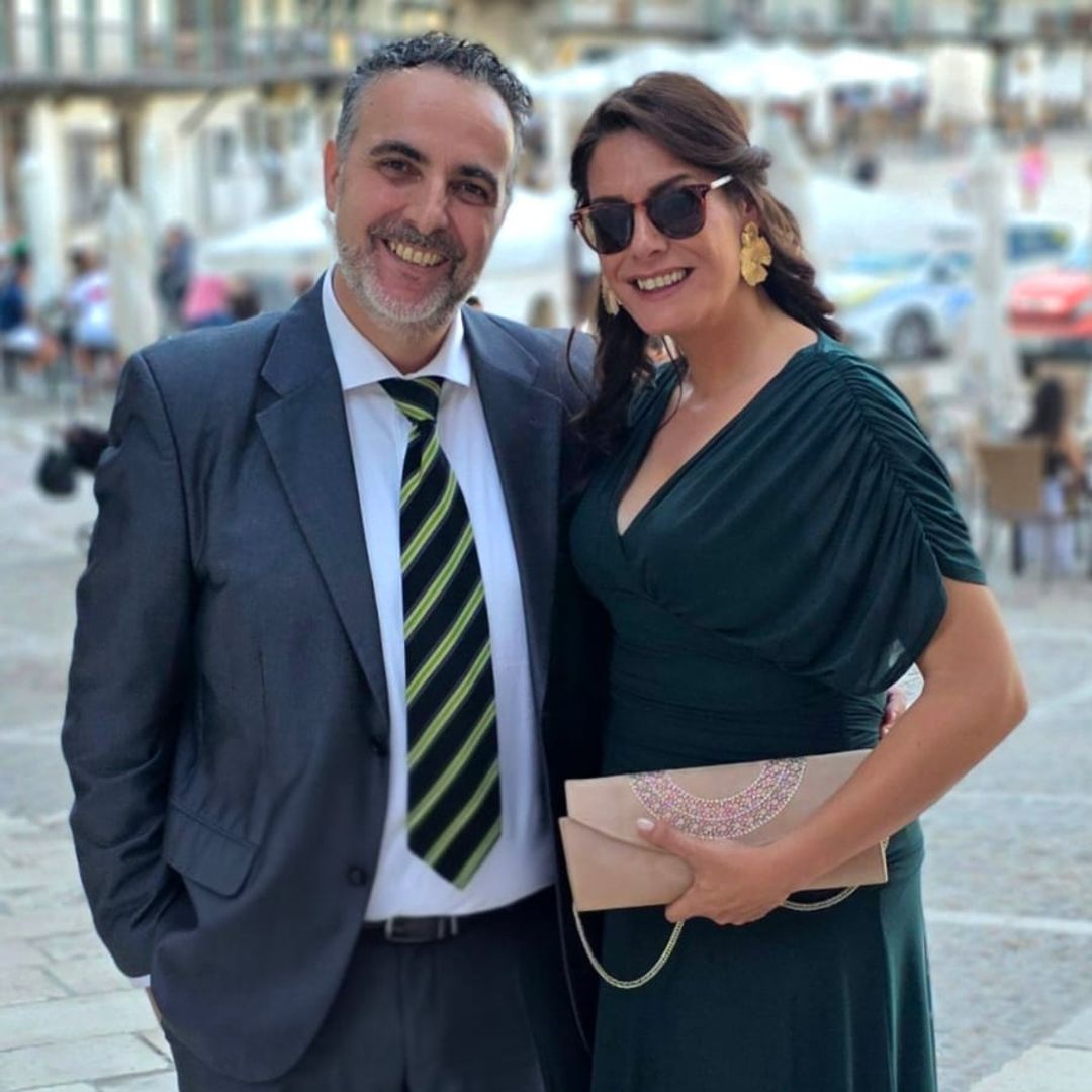 Israel y María, padres de cinco hijos, dos de ellos con discapacidad, nos cuentan cómo es el día a día en su familia numerosa: "No cambiaríamos esta locura por nada"