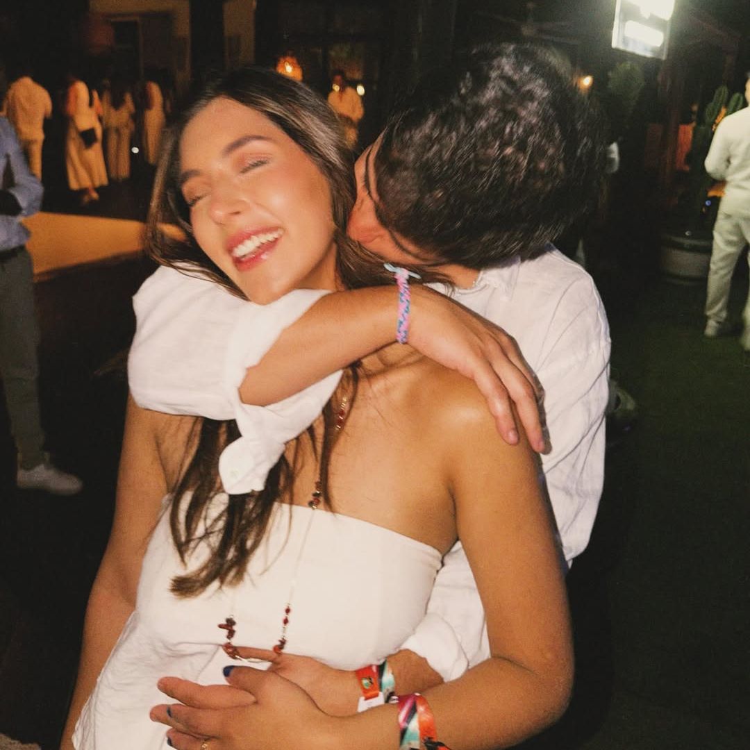 Gabriela Toral, la cuarta hermana Pombo, presenta con un beso apasionado a su chico, Guillermo