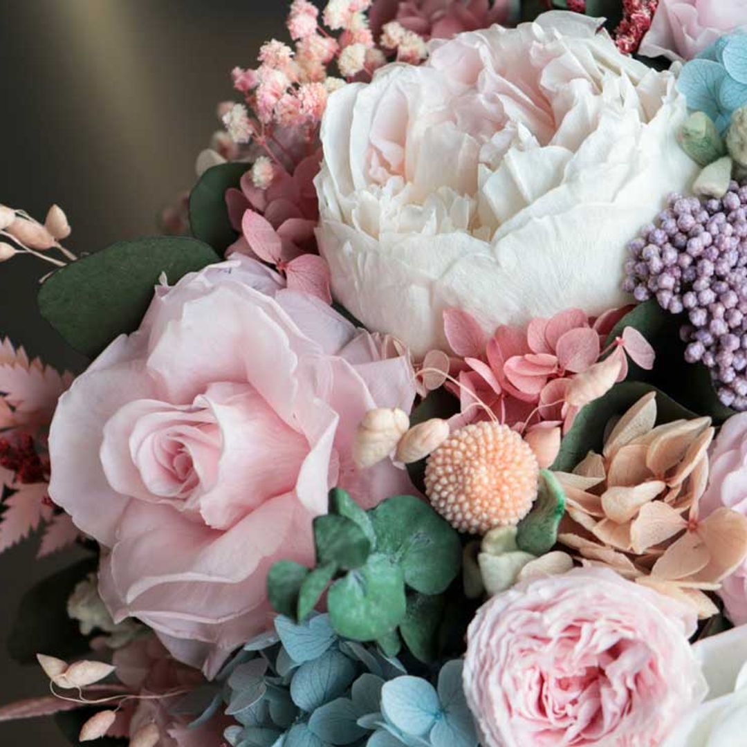 Qué son las flores preservadas y cómo puedes decorar con ellas