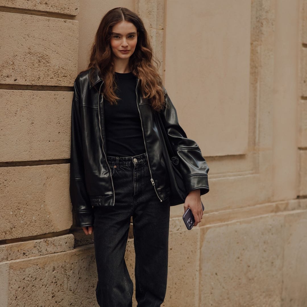 Look con chaqueta de cuero negra