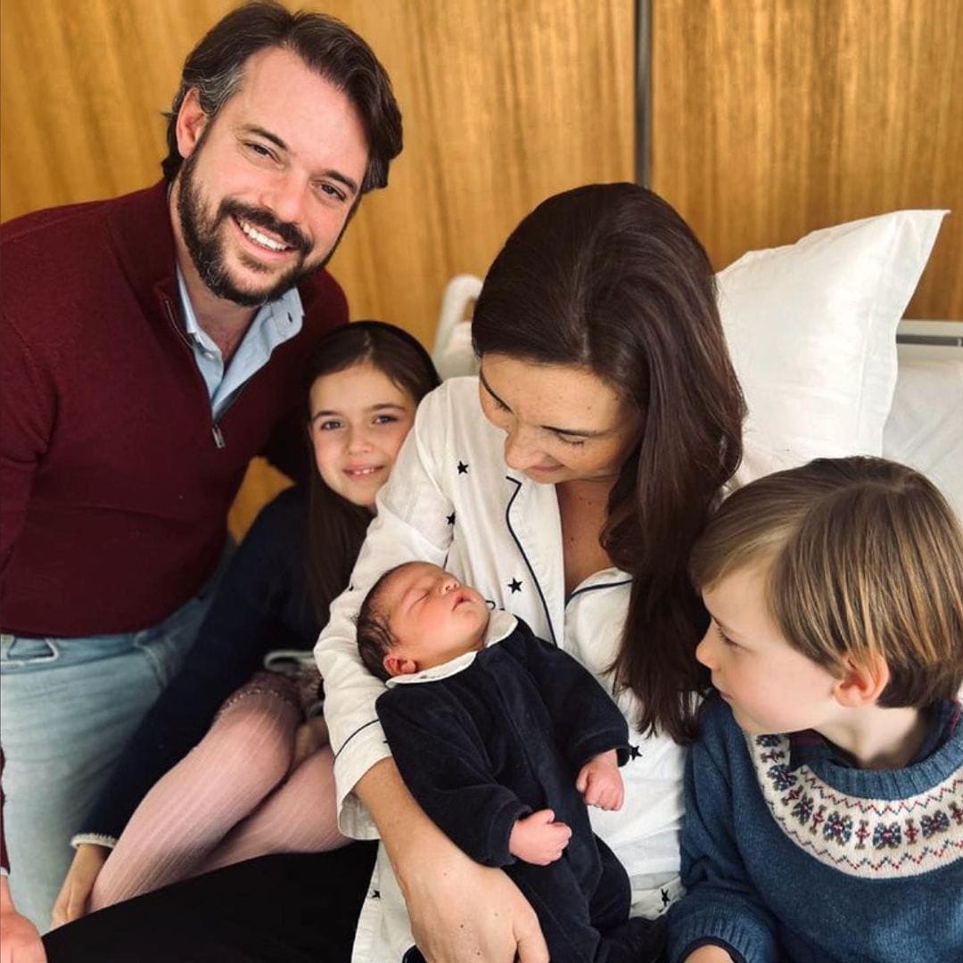 Félix y Claire de Luxemburgo presentan a su bebé desde la habitación del hospital y rodeados de toda la familia