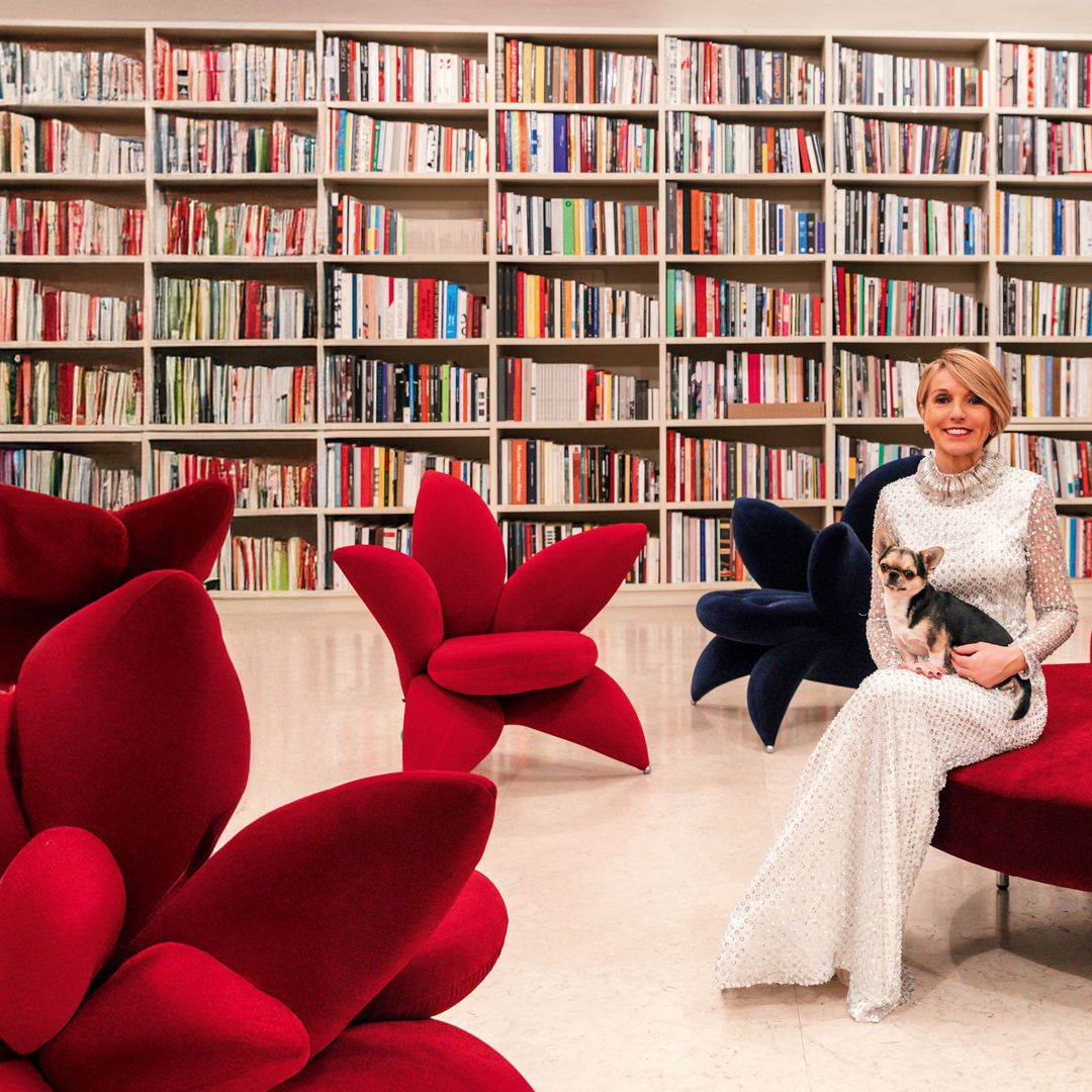 Nuestra anfitriona con su perro en la biblioteca principal, que cuenta con sillones en forma de flor