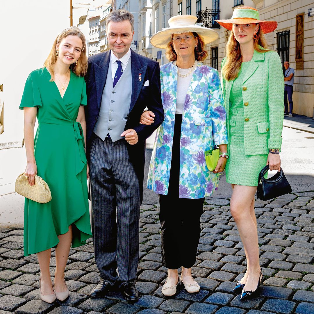 El archiduque Jorge de Habsburgo-Lorena con su mujer, la duquesa Eilika de Oldenburg, y sus hijas, las archiduquesas Sofía (derecha) e Ildiko (izquierda) de Habsburgo, en la fotografía del álbum de boda real