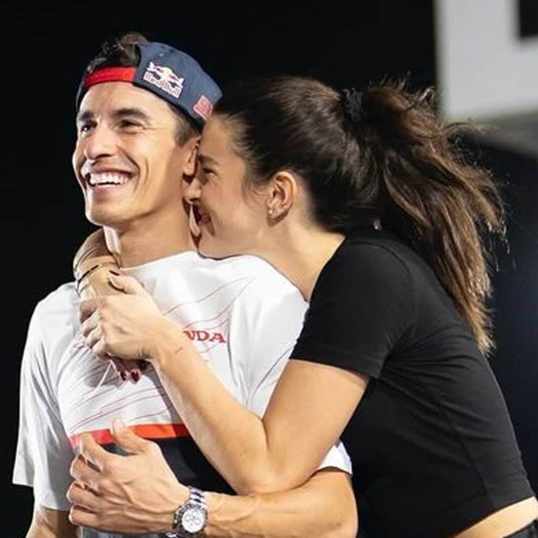 El romántico beso de Marc Márquez a su novia Gemma Pinto en su día más complicado del Mundial