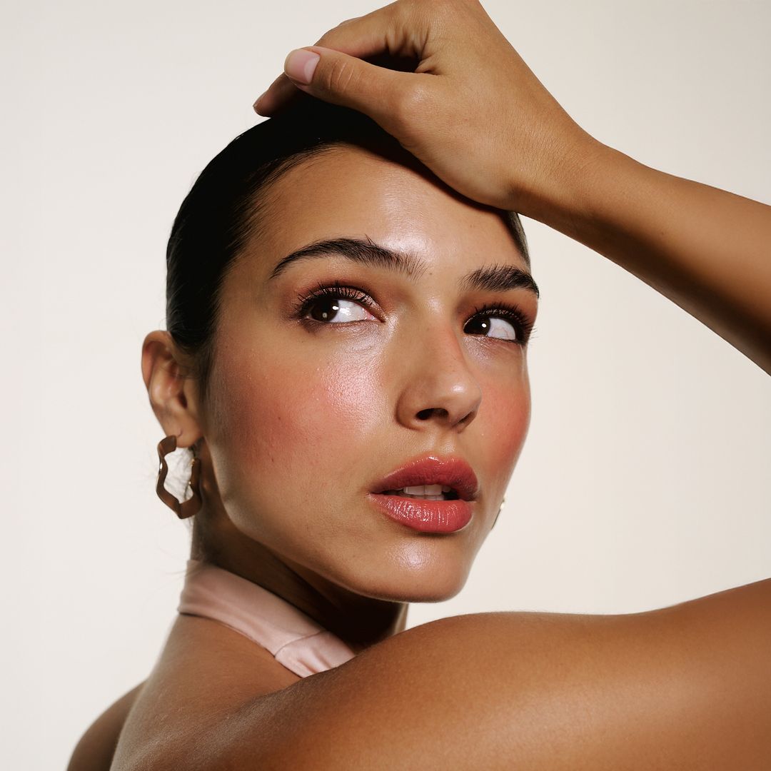 Cómo evitar que tu moreno se apague en septiembre: maquillaje, SPF y texturas recomendadas por expertos