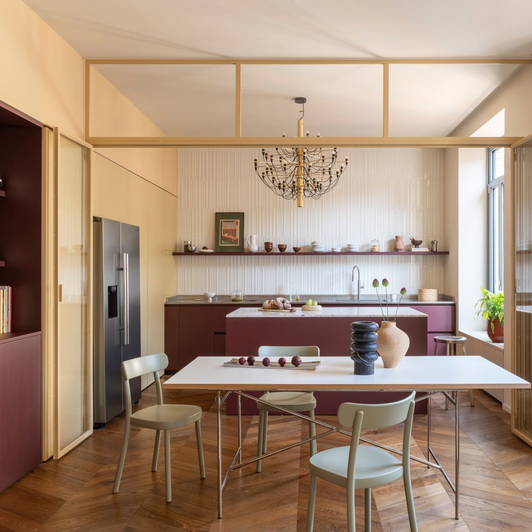 Fin del reinado de las cocinas blancas: la nueva tendencia apuesta por el color sin renunciar a la luz