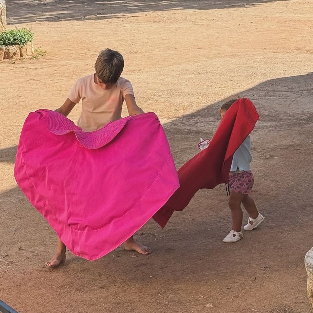 Curro y Nicolás, hijos de Fran Rivera y Lourdes Montes, toreando en El recreo de San Cayetano, en Ronda, Málaga
