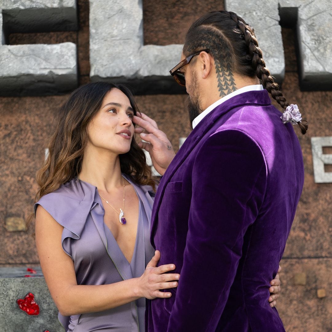 Quédate con quien te peine como Jason Momoa a su novia en plena alfombra roja