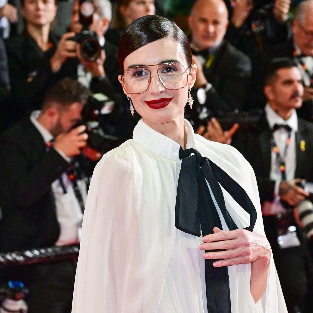 El espectacular vestido de seda de Paz Vega en la alfombra roja de Cannes tiene sello español y una silueta de inspiración escultórica