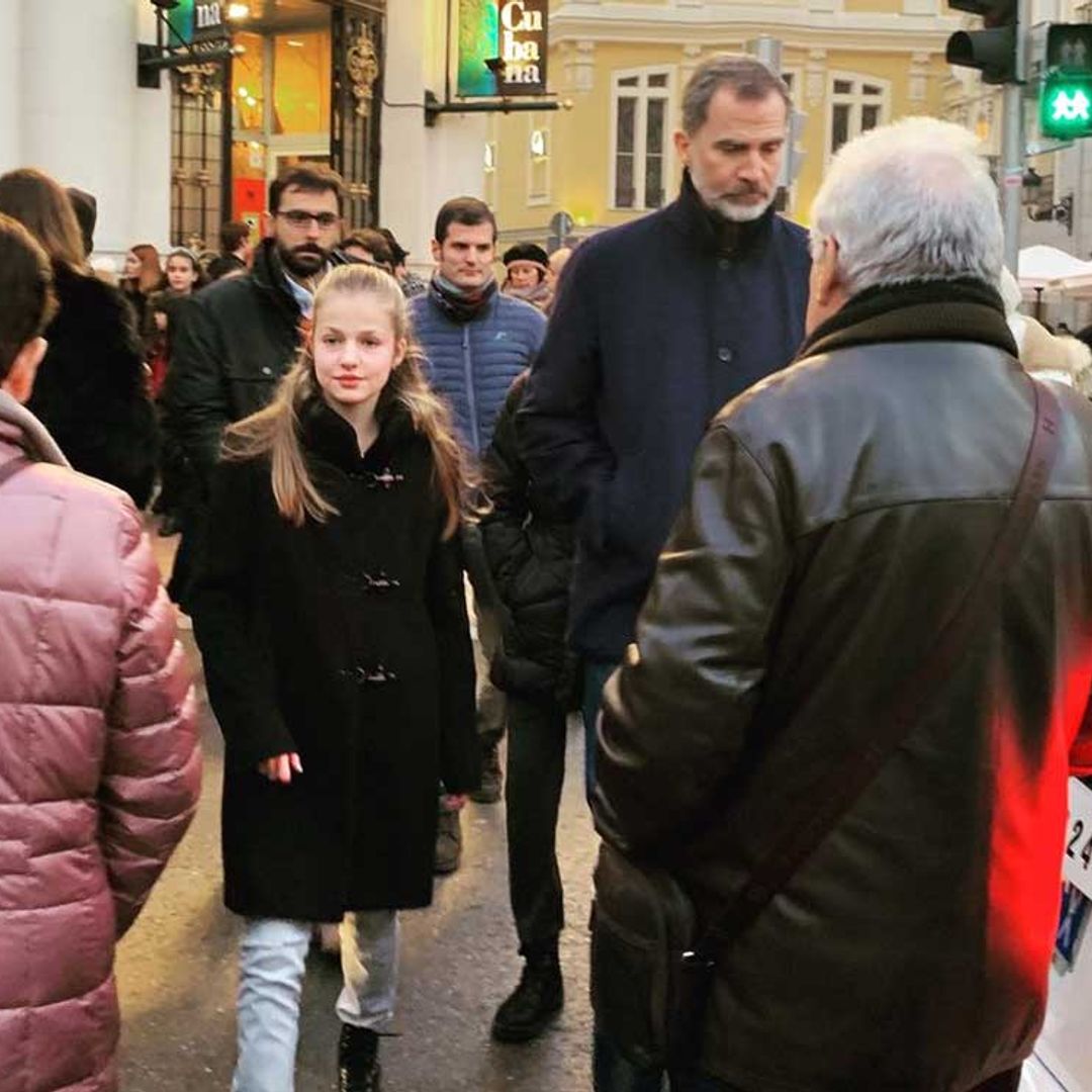 La princesa Leonor, de paseo por el centro de Madrid junto a sus padres, los Reyes
