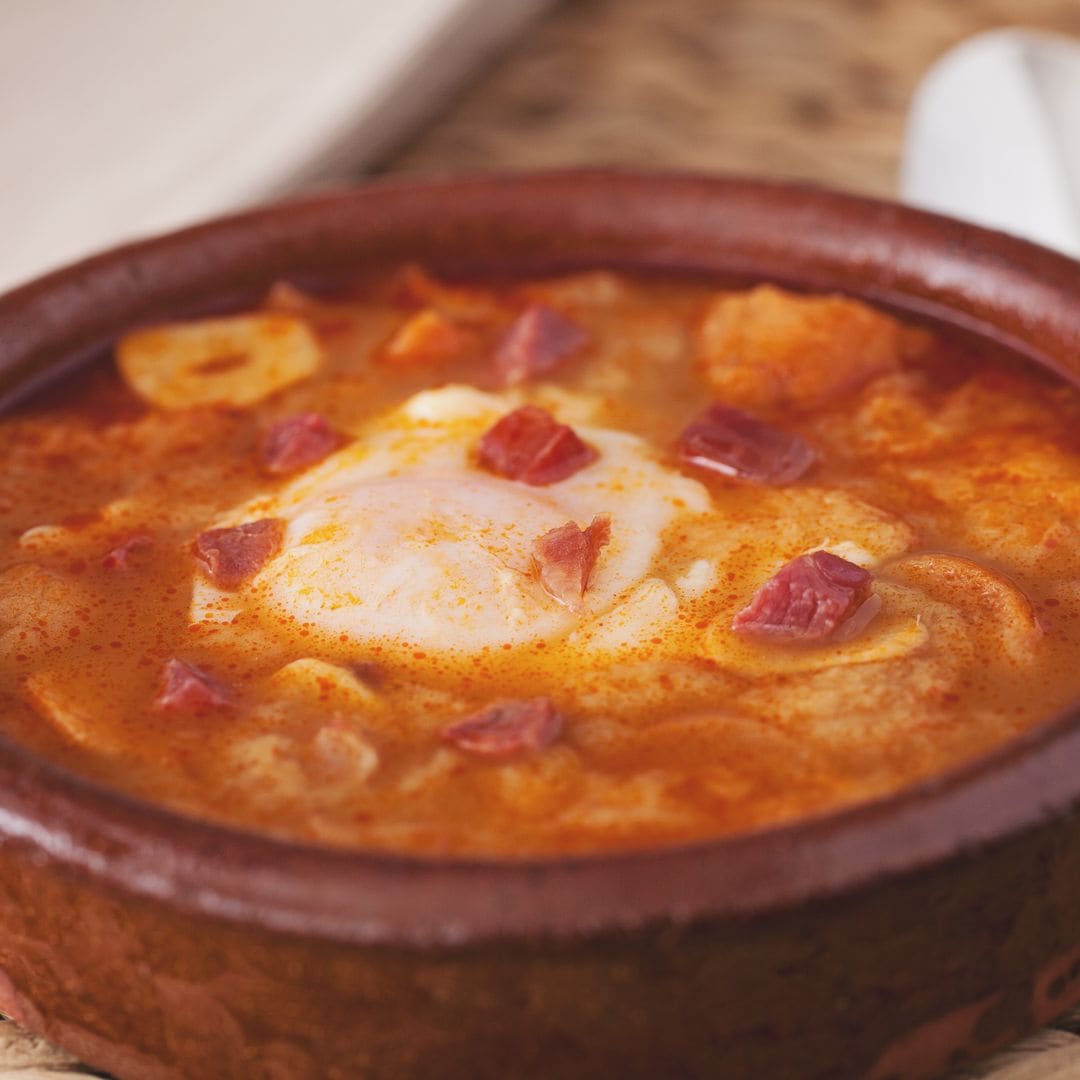 Cómo hacer sopa de ajo: la receta tradicional de la sopa castellana