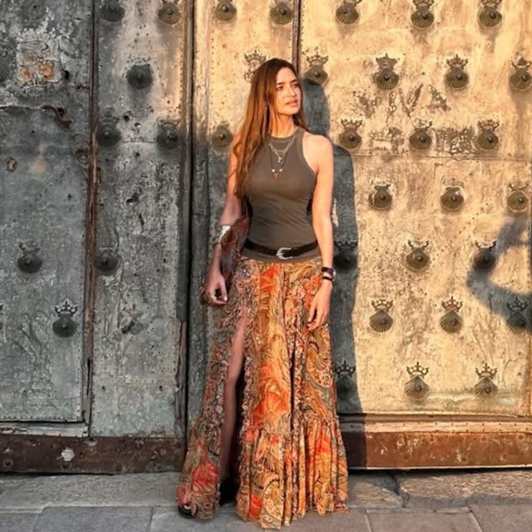 Sara Carbonero encuentra en Cuenca la falda boho que resume su estilo: seda, estampado paisley y una abertura inesperada