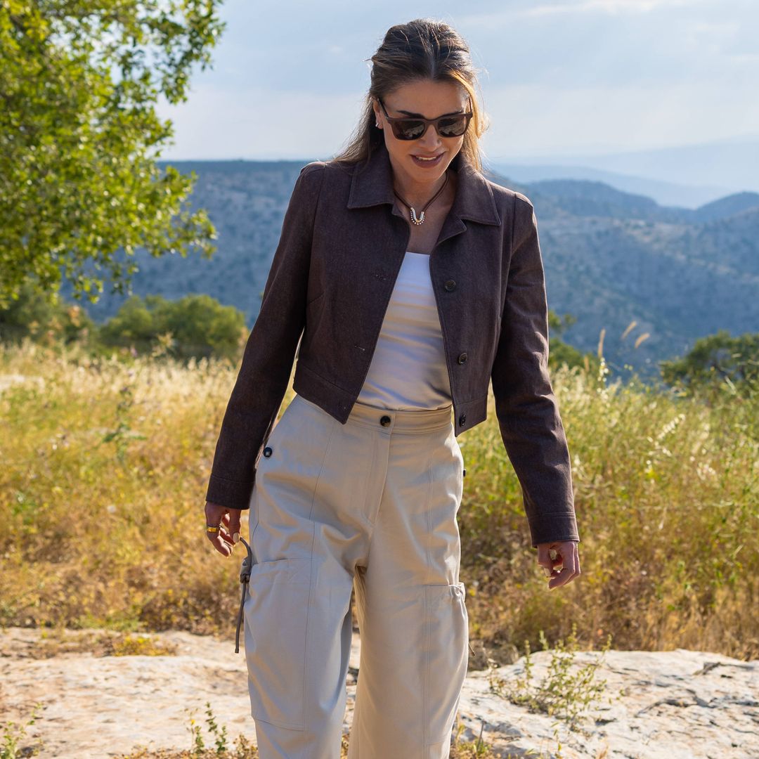 ​Rania de Jordania cambia radicalmente de estilo: del brillo de las lentejuelas a un look de exploradora moderna