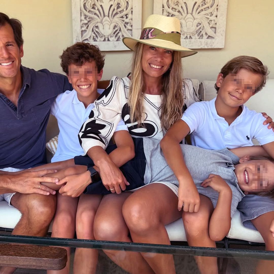 Carla Goyanes abre el álbum de sus vacaciones familiares entre Sotogrande y Marbella: disfrutando de la playa y con su padre muy presente