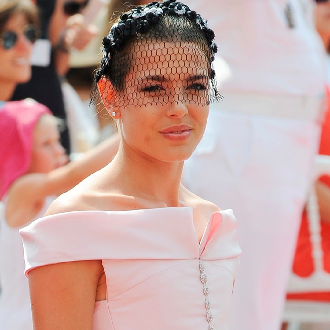 Vuelve el 'rosa Carlota Casiraghi' a los vestidos de invitada de otoño