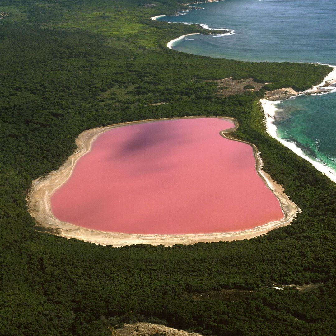 Lake Hillier y está situado en la isla Middle Island, que forma parte del archipiélago Recherche, en la región Goldfields‑Esperance, en el estado de Western Australia.