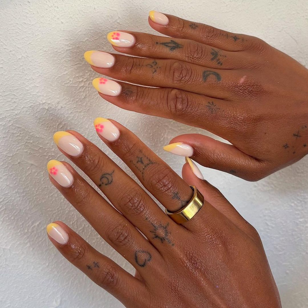 Manicura francesa adornada con flores