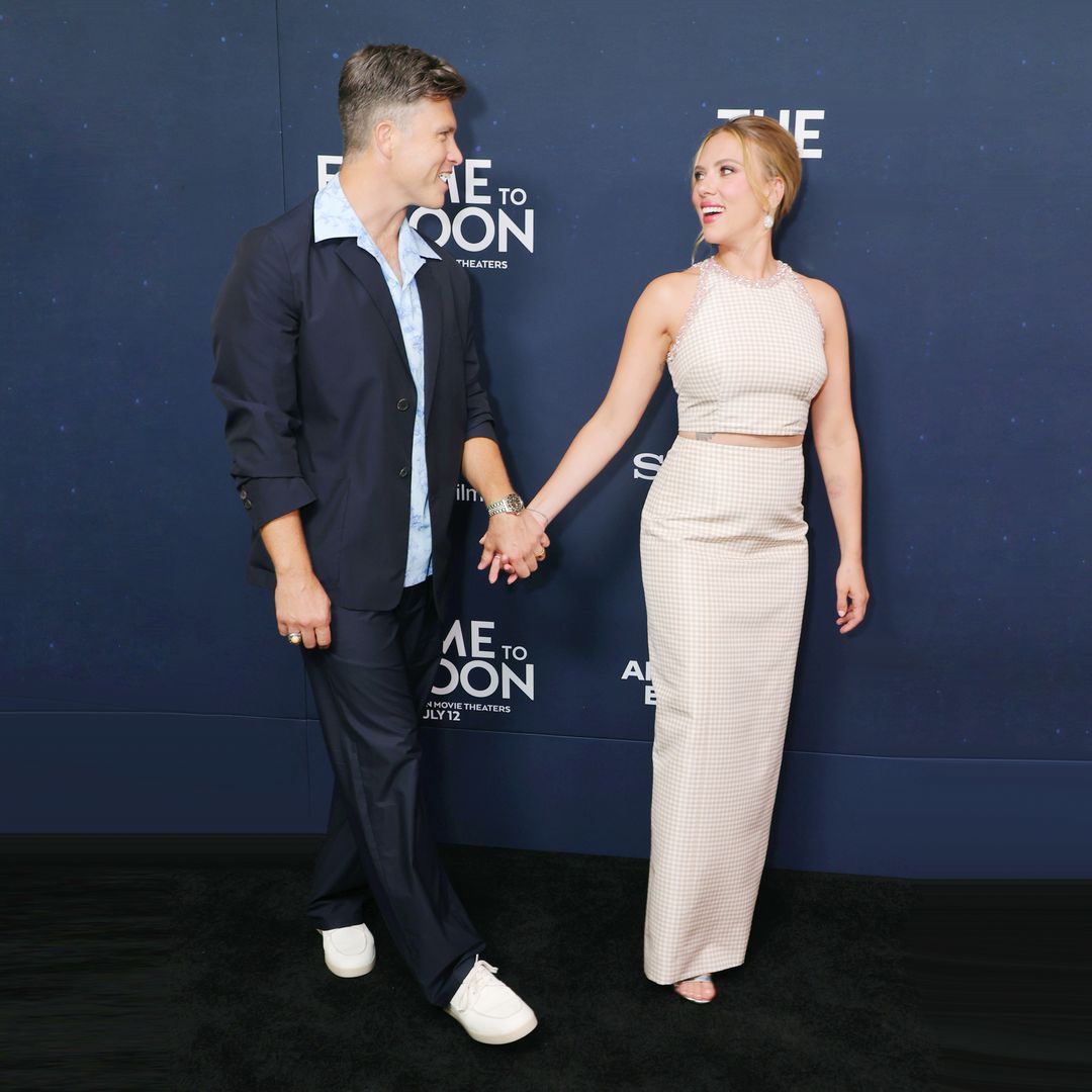 ¡Y el amor llegó a la alfombra roja con Scarlett Johansson y Colin Jost!