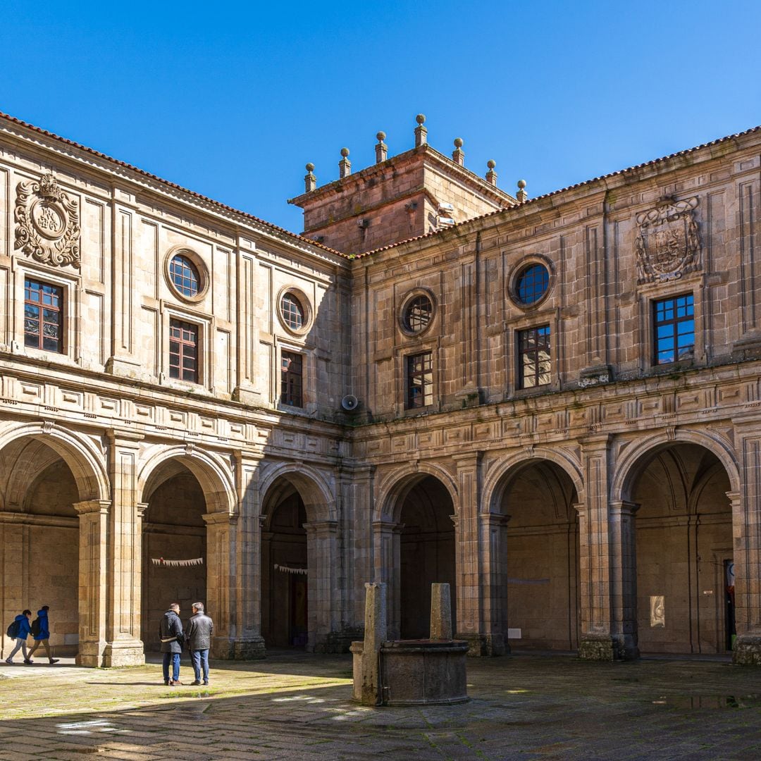 La ciudad española que custodia El Escorial gallego y puentes centenarios