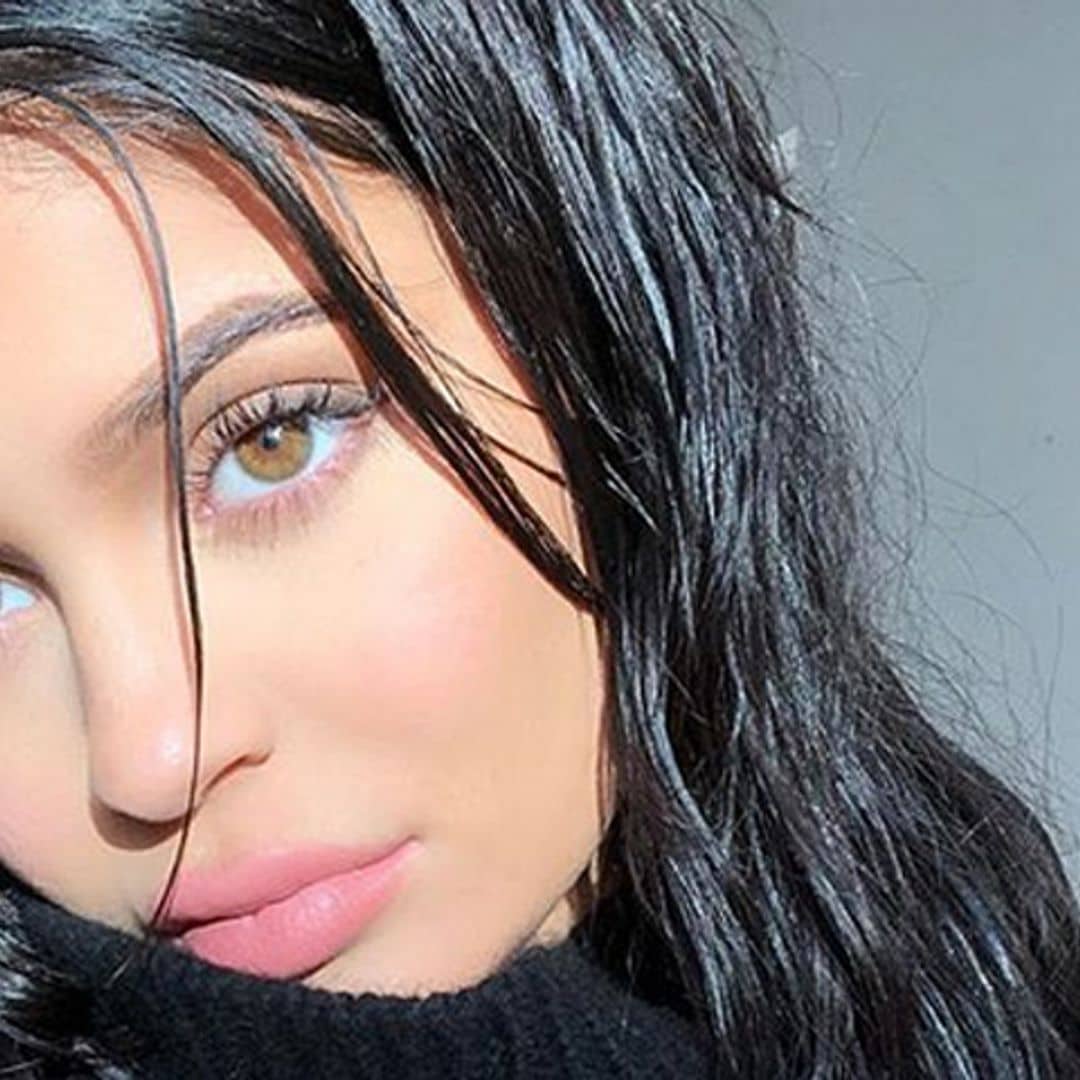 Ni te imaginas el producto que utiliza Kylie Jenner como prebase de su maquillaje