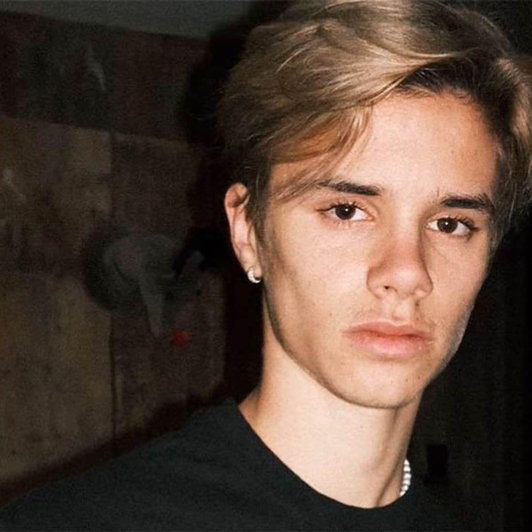 ¡Hemos picado! Romeo Beckham finge ser cantante para gastarle una broma a sus fans