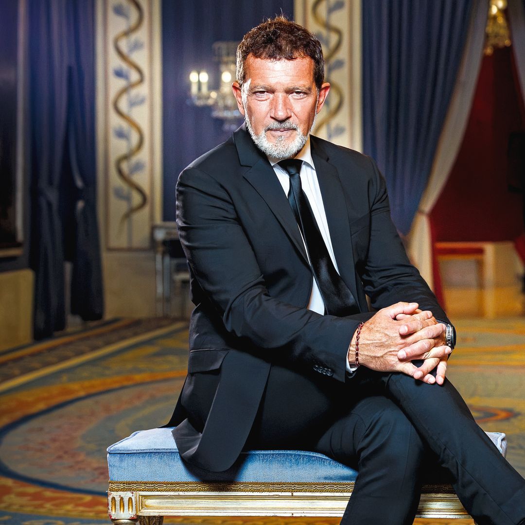 El pasado 10 de agosto, Antonio Banderas cumplió 66 años y, sin embargo, sigue siendo un chaval. Un tipo que no se deja nada por hacer, pero al que, además, no le dejan de pasar cosas. Él mismo se sorprende y nos lo cuenta: "Nunca en mi vida hubiese esperado que la primera vez que me subiese al escenario del Teatro Real fuese para recibir un premio por mi aportación al mundo de la perfumería"
