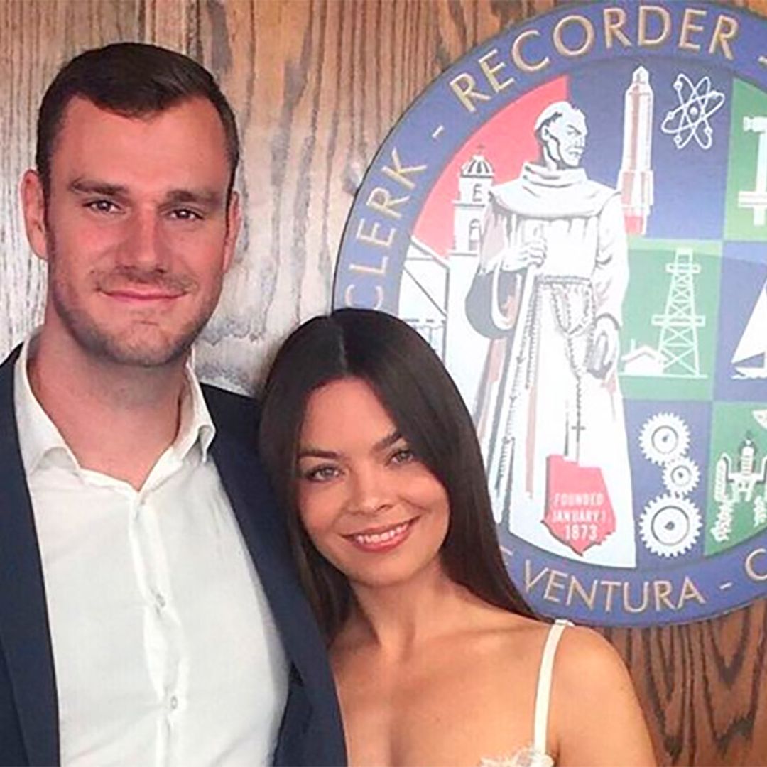 El heredero de Playboy Cooper Hefner se casa con Scarlett Byrne, la actriz de 'Harry Potter'