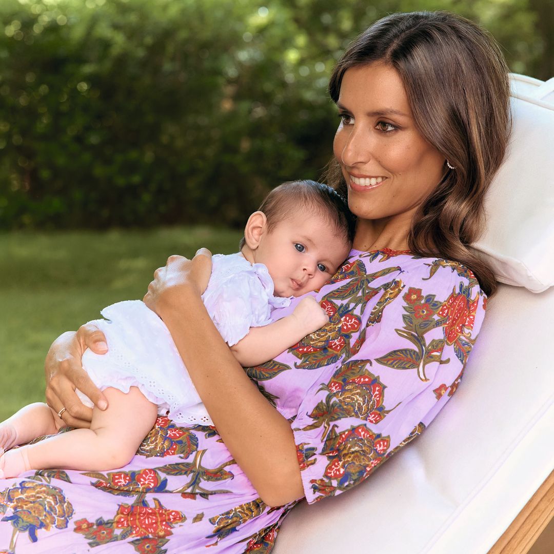 Ana posa tumbada junto a la pequeña Mía