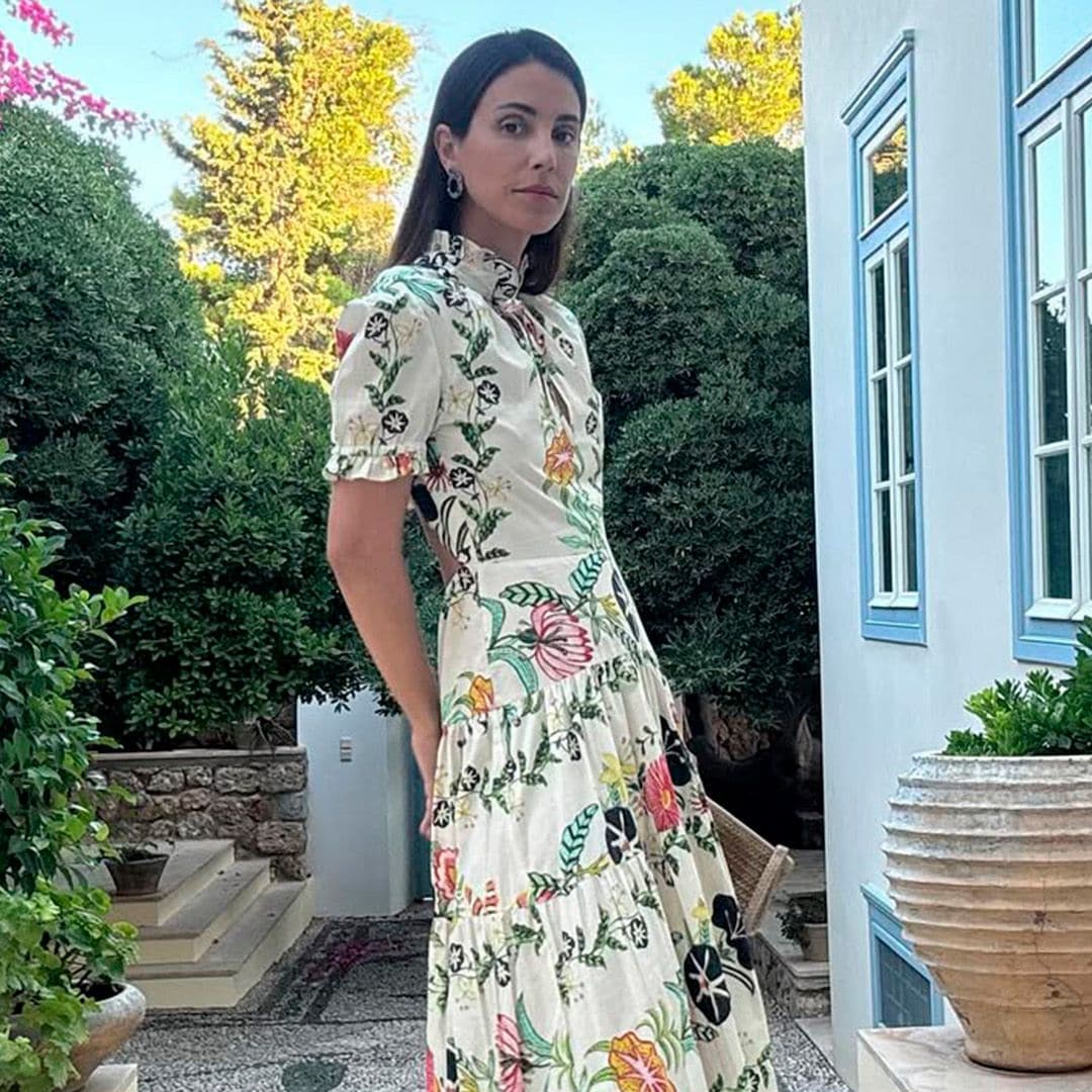 Sassa de Osma en Grecia con vestido de flores