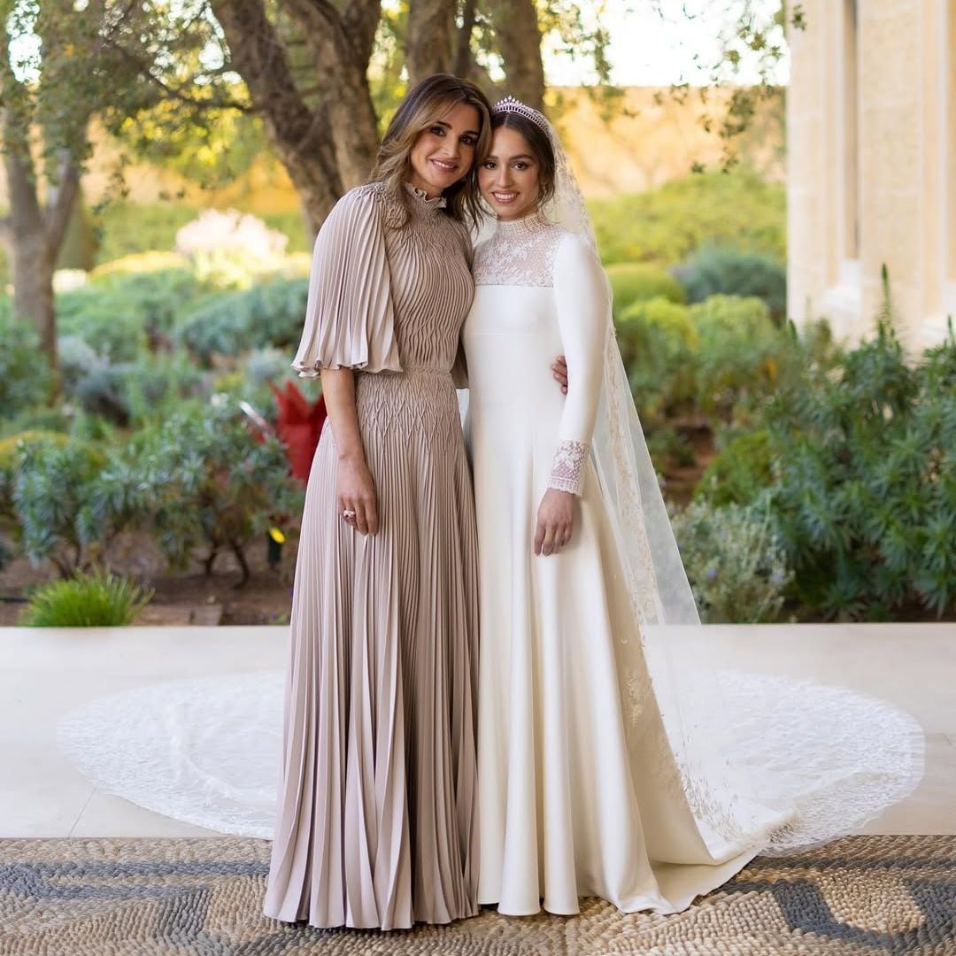 12 looks de Rania de Jordania que toda madrina de boda debería guardar en su 'moodboard'