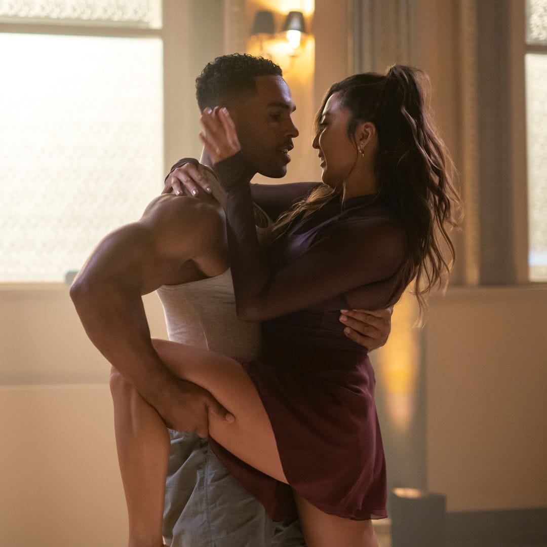 Netflix incendia la quinta temporada de 'Emily en París' con una escena que lo rompe todo: ¿Alfie y Mindy juntos?