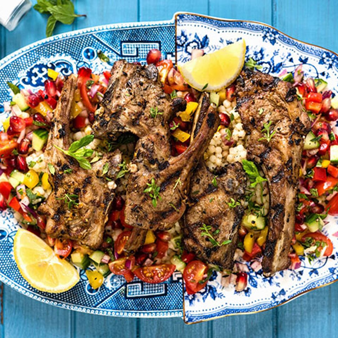 Chuletas de cordero picantes con ensalada de granada y melocotón