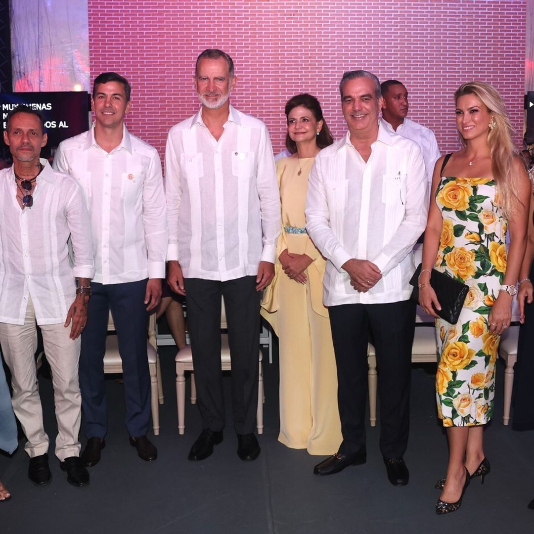 El rey Felipe, en una recepción a la que también han asistido Marc Anthony y Nadia Ferreira