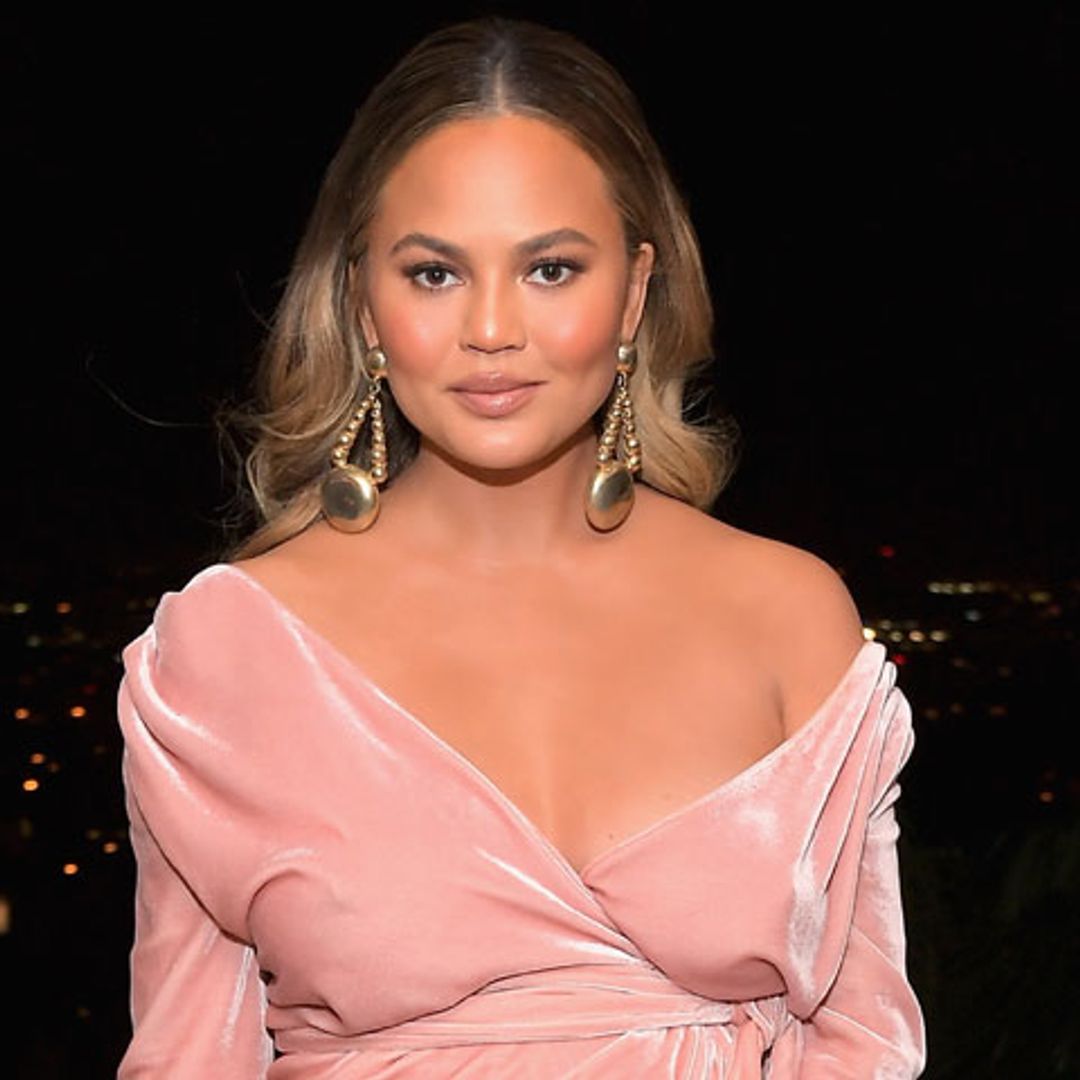 El vestido premamá de Chrissy Teigen que podría llevar Eva González