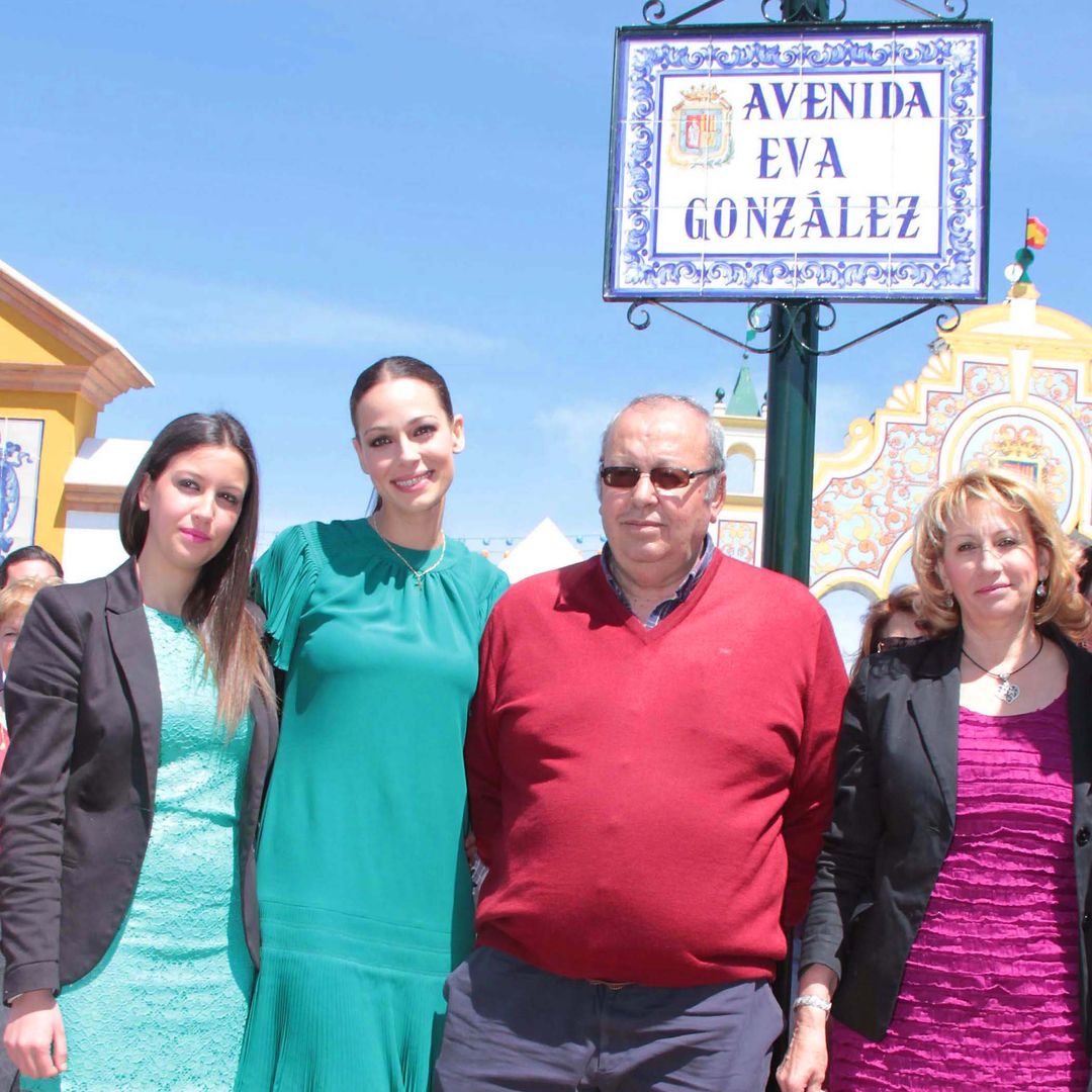 Eva González posando con su hermana María, sus padres y Cayetano Rivera, en la inaguración de la Avenida Eva González en Mairena del Alcor, en Sevilla, el 18 de abril de 2012