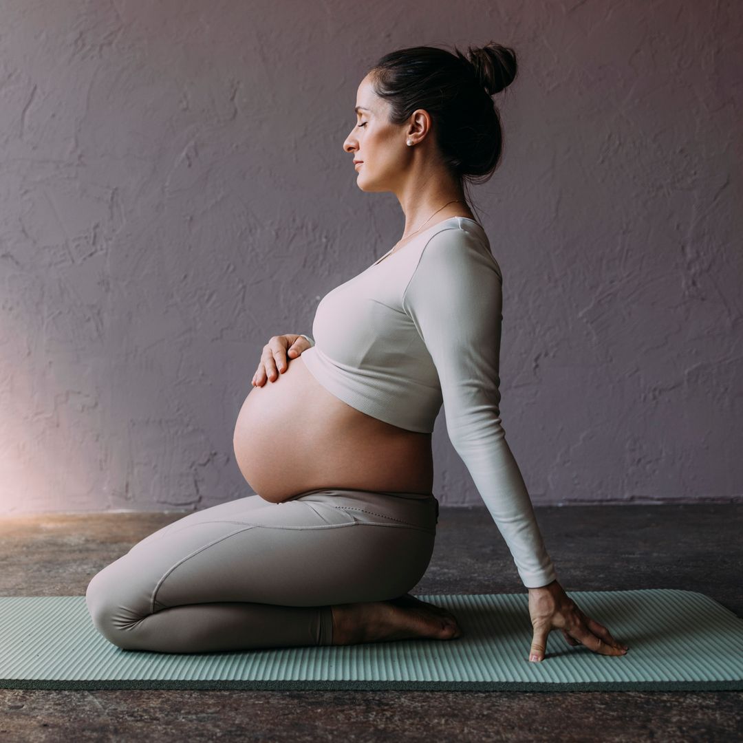 Sara García, instructora: "El yoga no elimina las causas que producen que una mujer embarazada no descanse bien, pero interviene en la respuesta del cuerpo ante ellas"