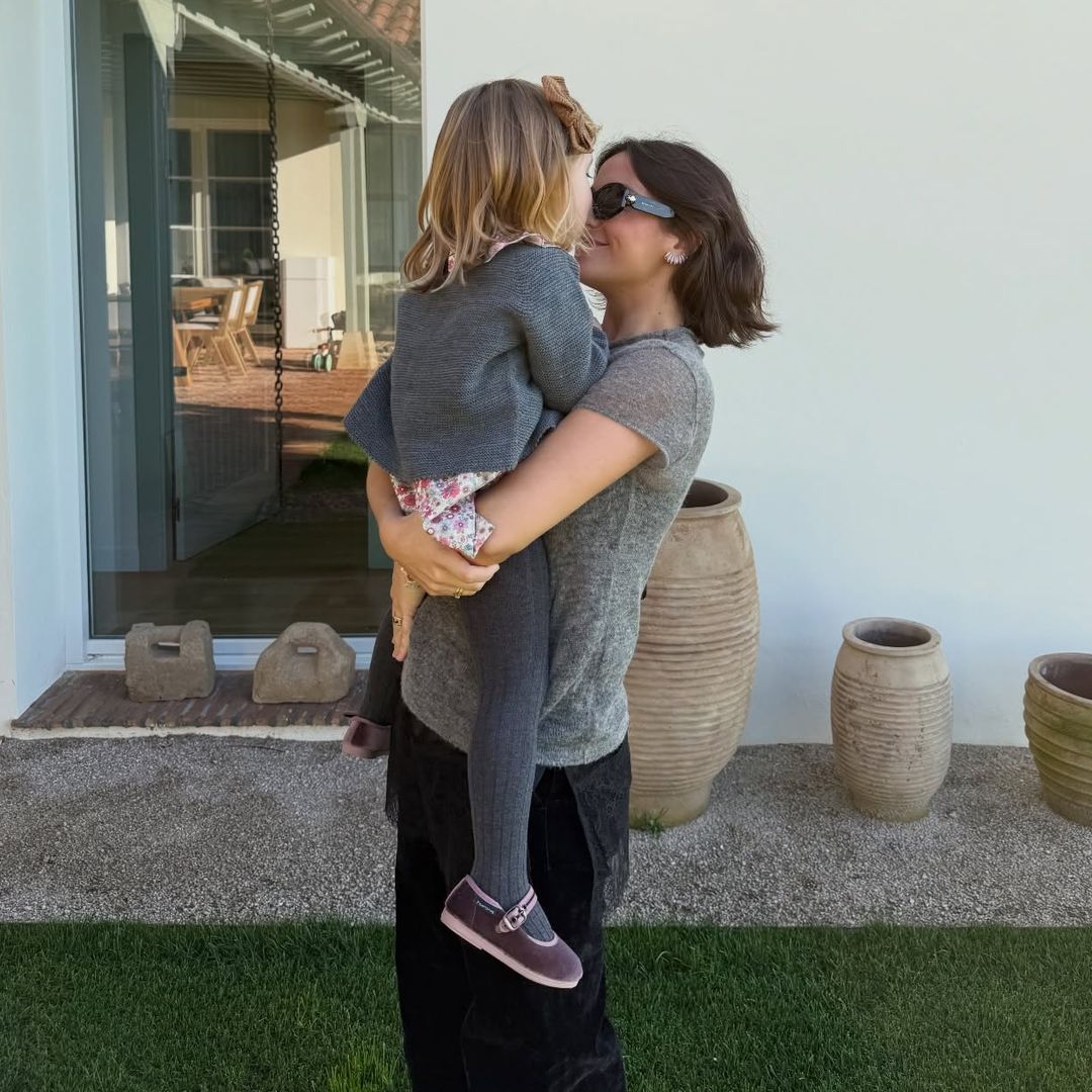 Marta Pombo, con su hija mayor, Matilda, de 3 años