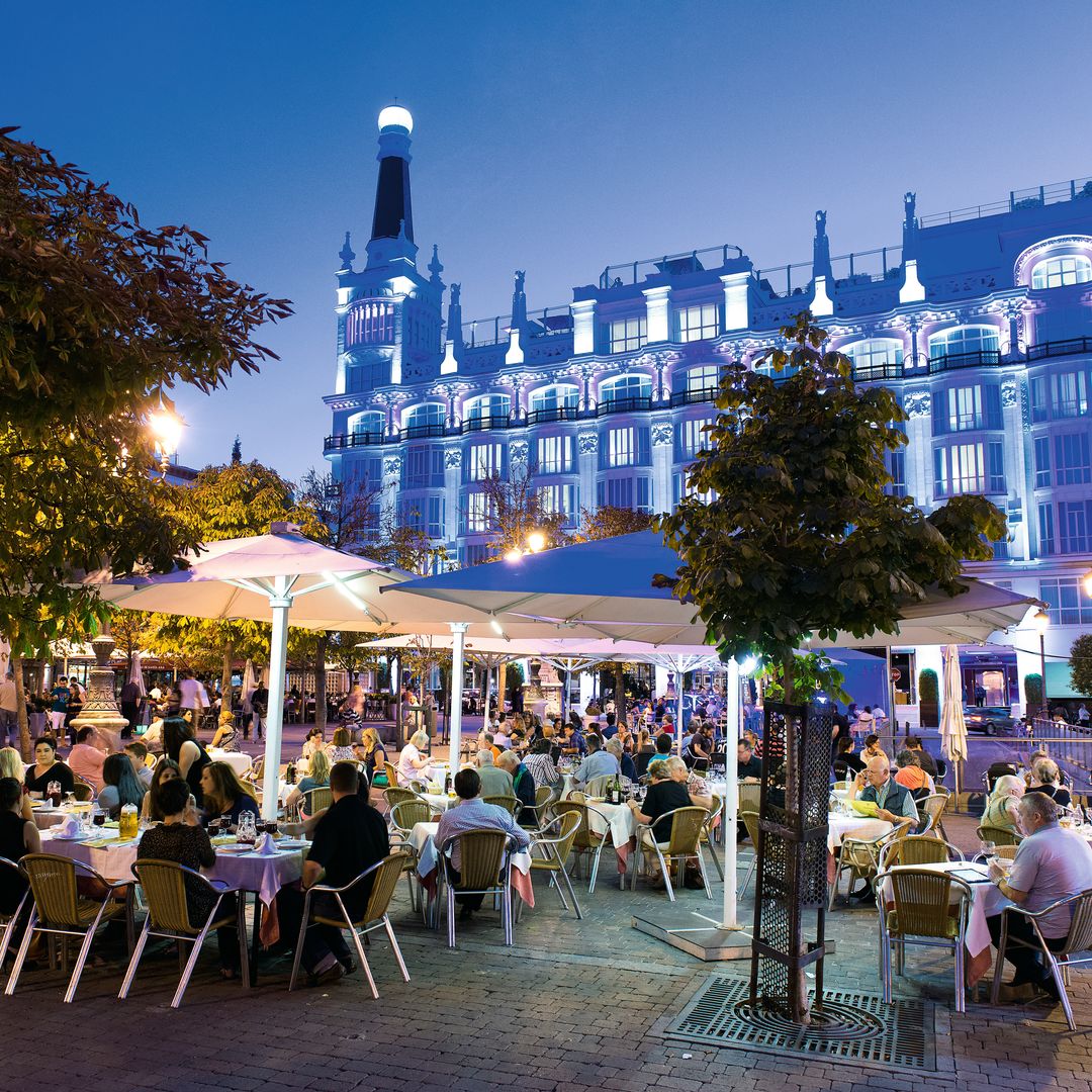 Ambiente en la Plaza de Santa Ana por la noche, Madrid