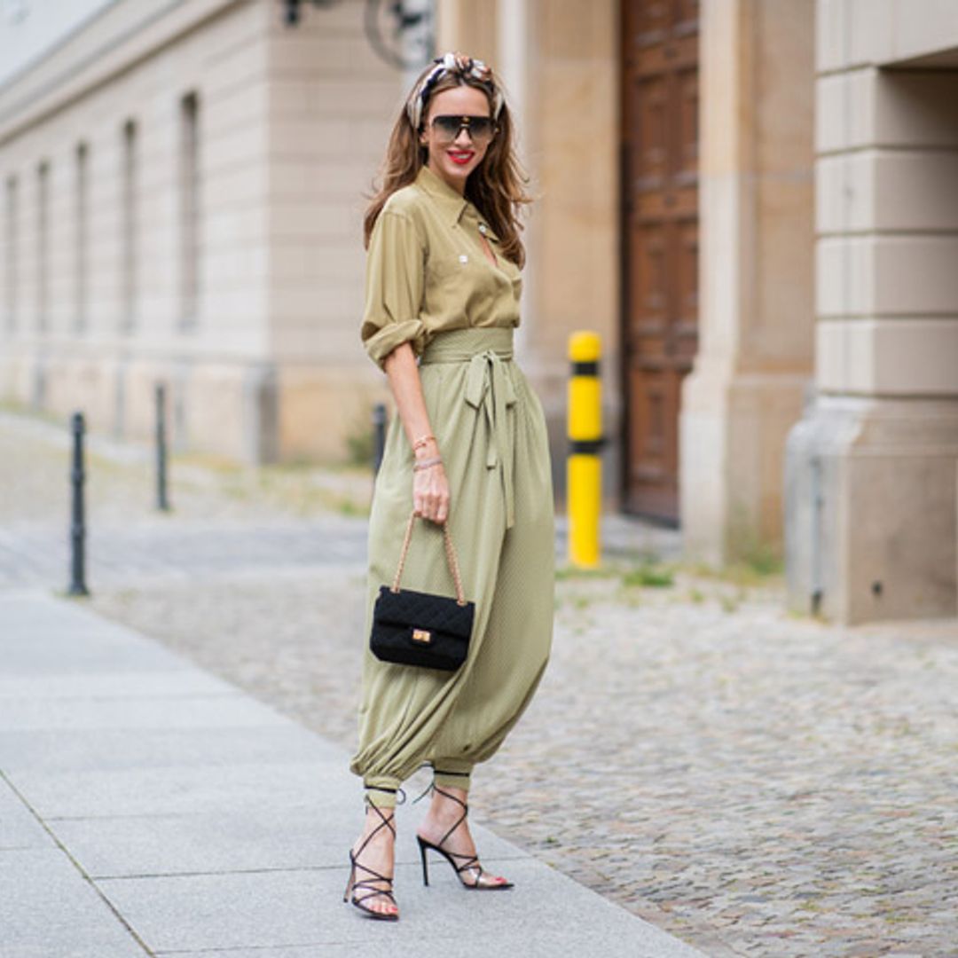 Sandalias de tiras por encima del pantalón, la nueva obsesión del 'street style'