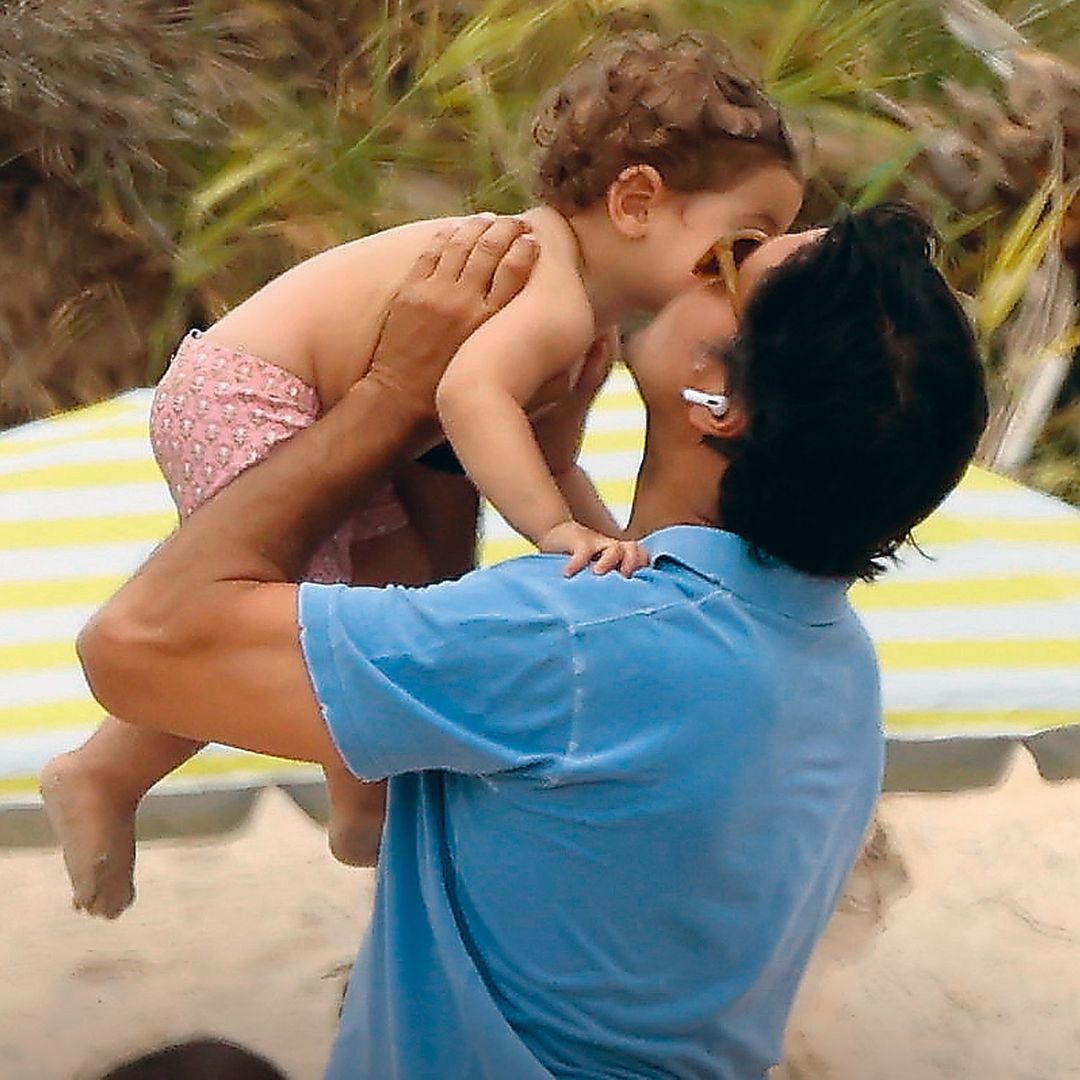 Fran Rivera y Lourdes Montes en un día de playa en familia con sus hijos