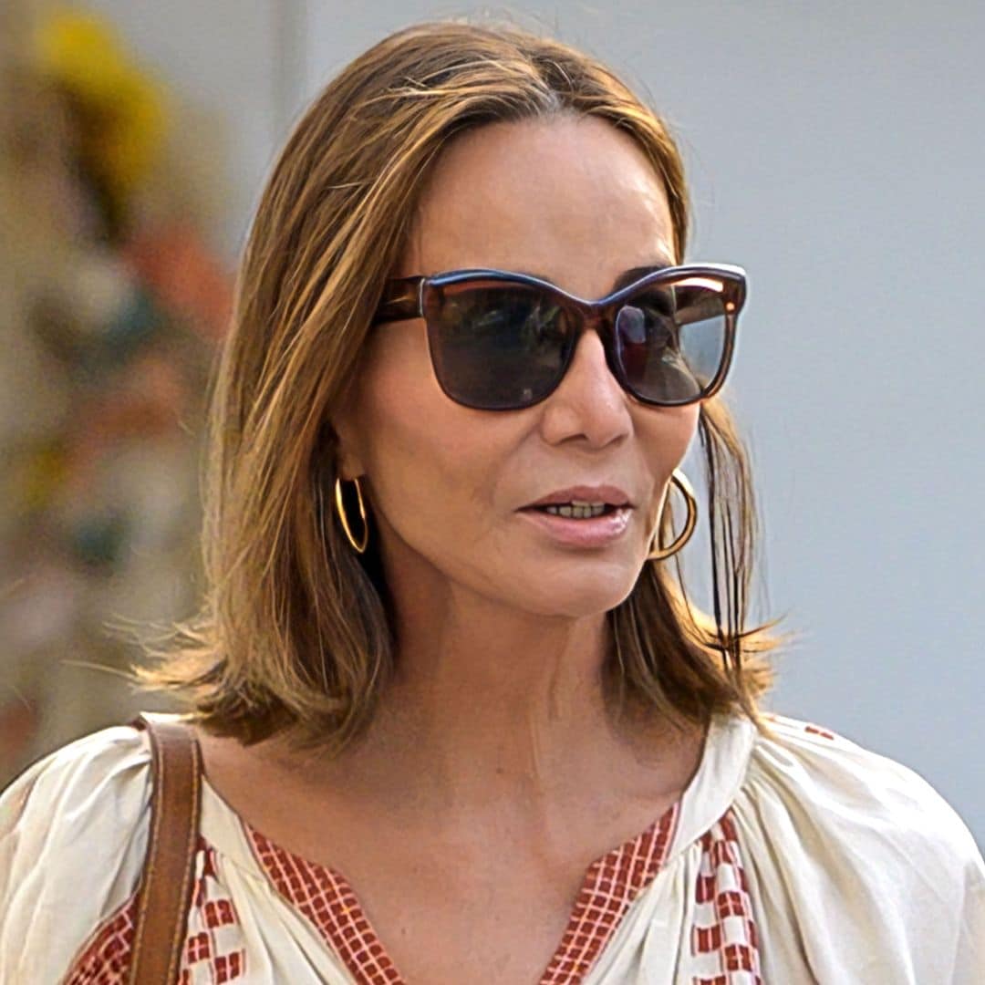 IMÁGENES EXCLUSIVAS. Isabel Preysler, la más estilosa (y cómoda) de Marbella con su caftán colombiano y sandalias de tacón sensato