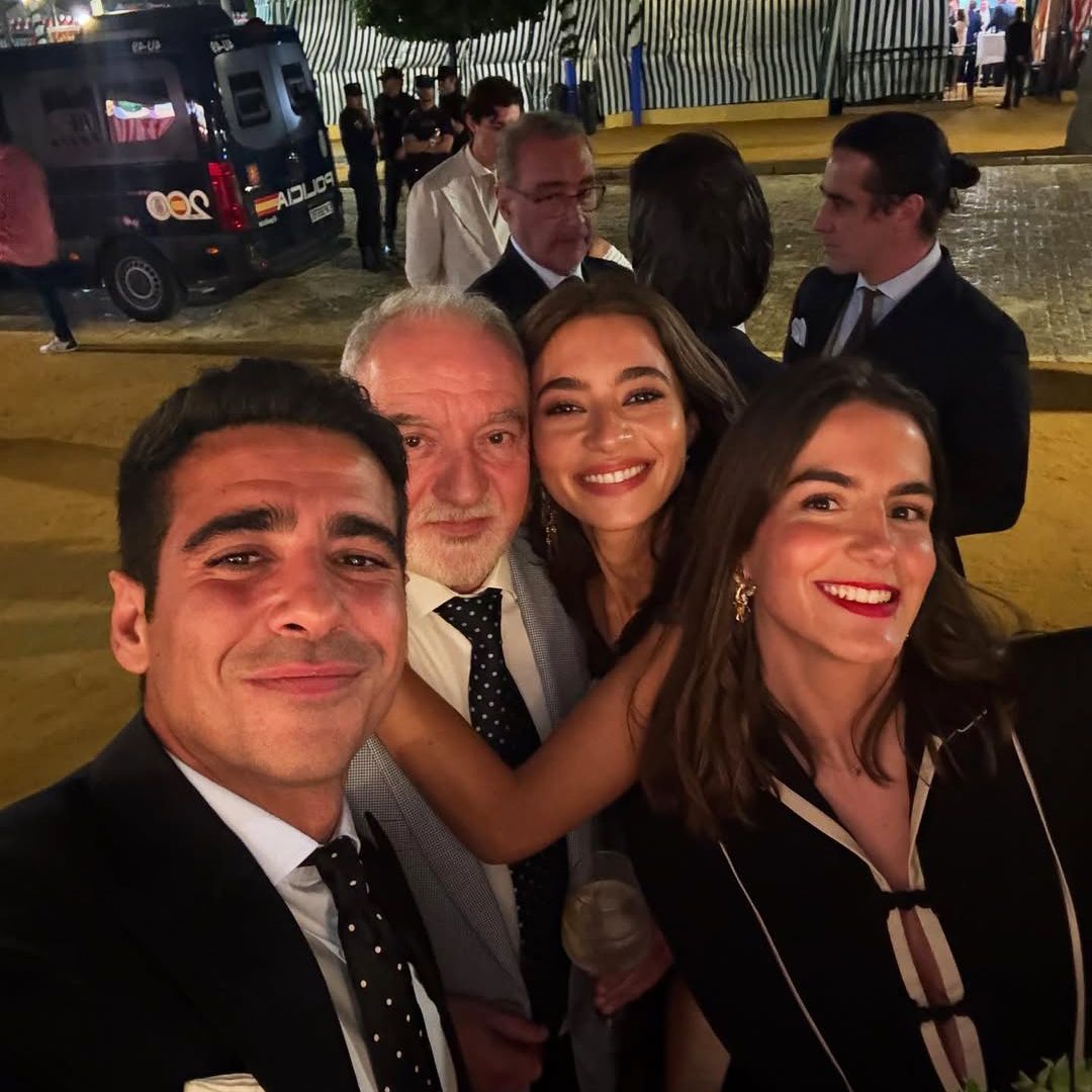 Alberto Herrera y Blanca Llandres, prima de Lourdes Montes, disfrutan de su primera Feria como novios  