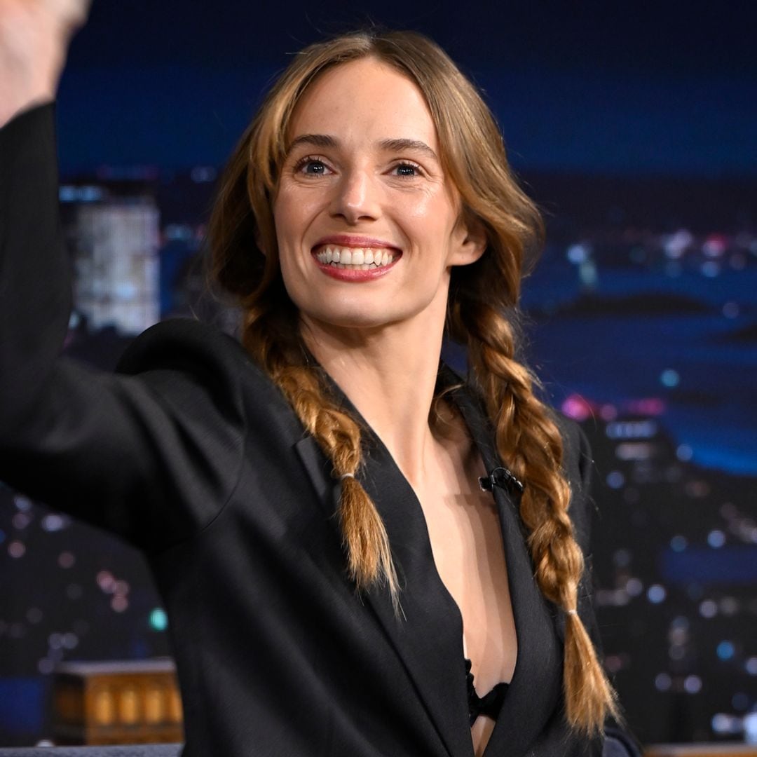 Si tu pelo es fino, tienes que probar este truco de Maya Hawke para dar más volumen a tus trenzas