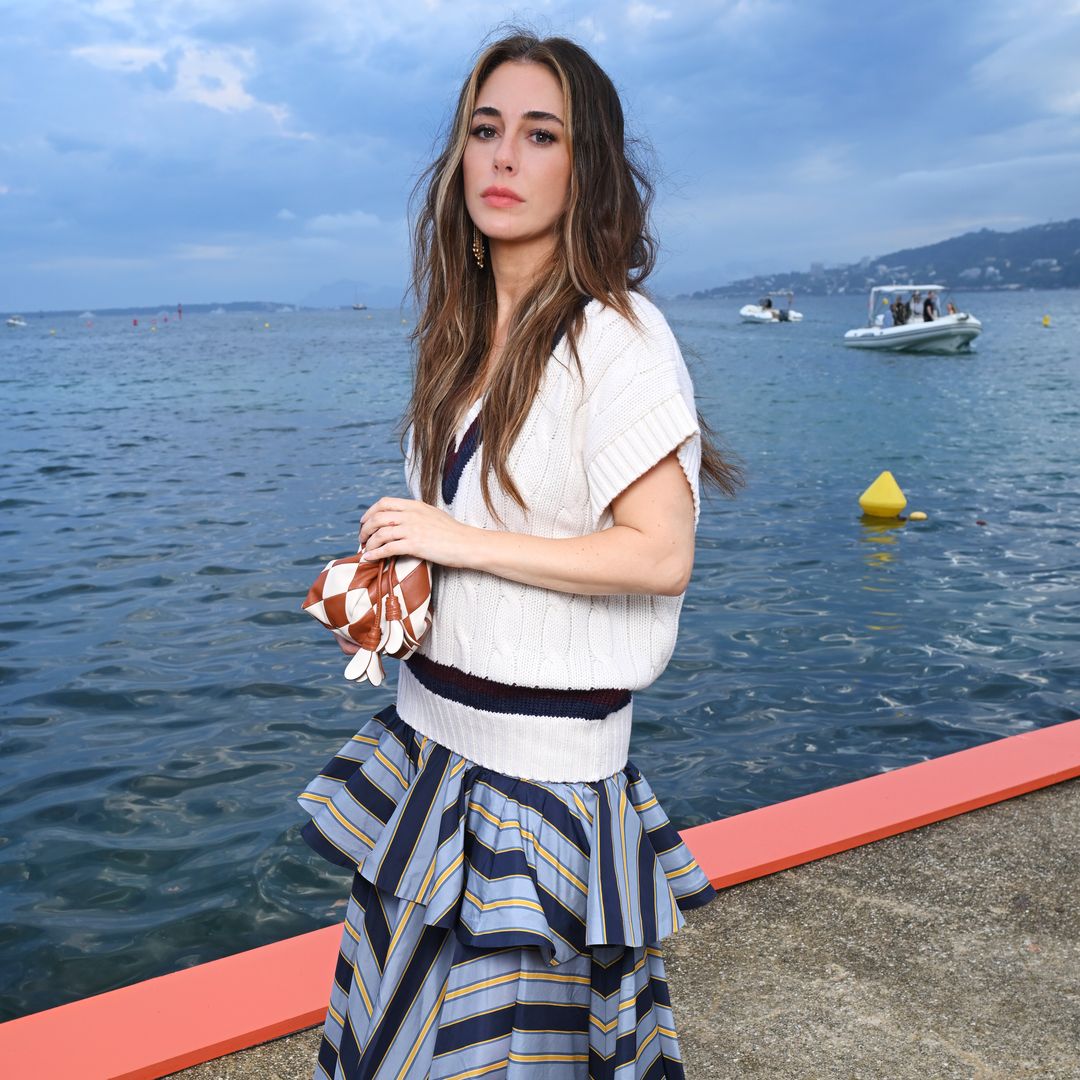 Blanca Suárez, una Brigitte Bardot moderna con sus dos lookazos en la Costa Azul: de la falda con volantes al pañuelo en la cabeza