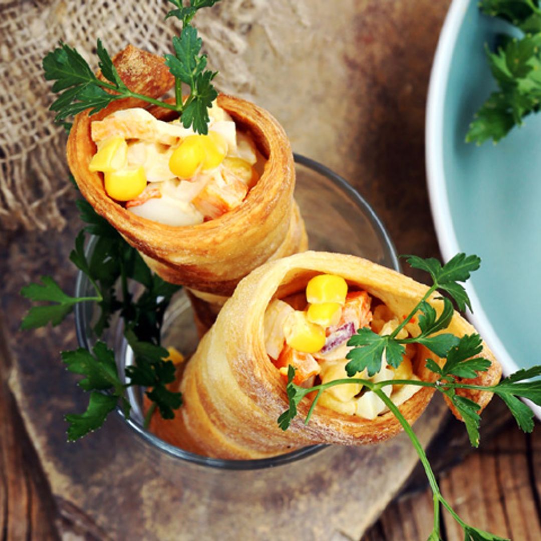Conos de hojaldre rellenos de ensaladilla