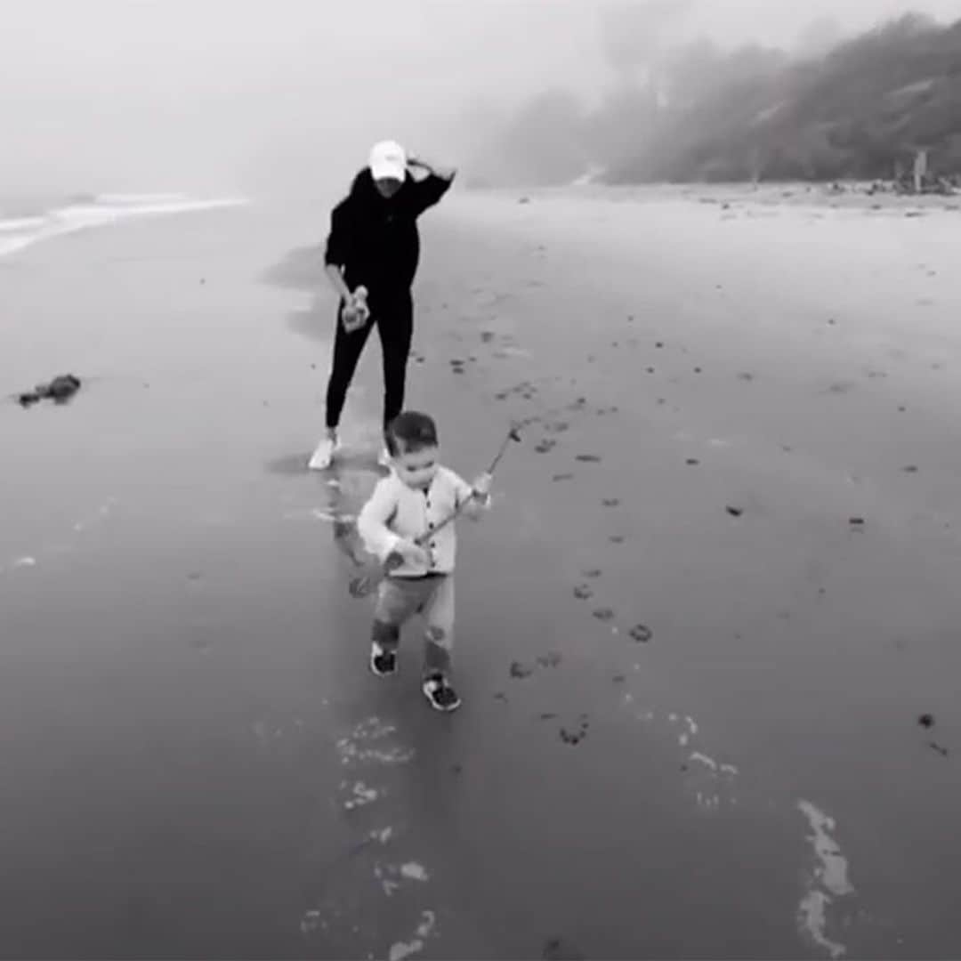 La inesperada aparición de Archie corriendo en la playa