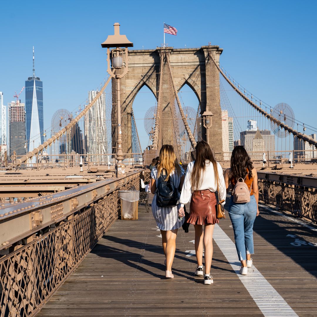 Paseando por el puente de Brooklyn, en Nueva York
